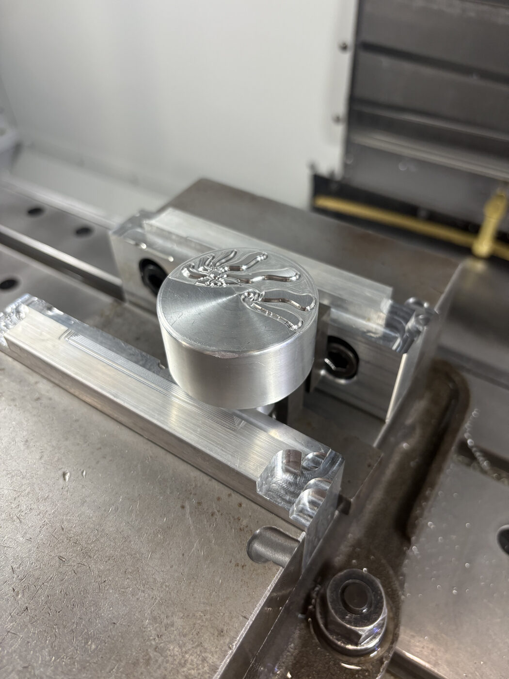 CNC-engraved decorative pattern on the tamp face